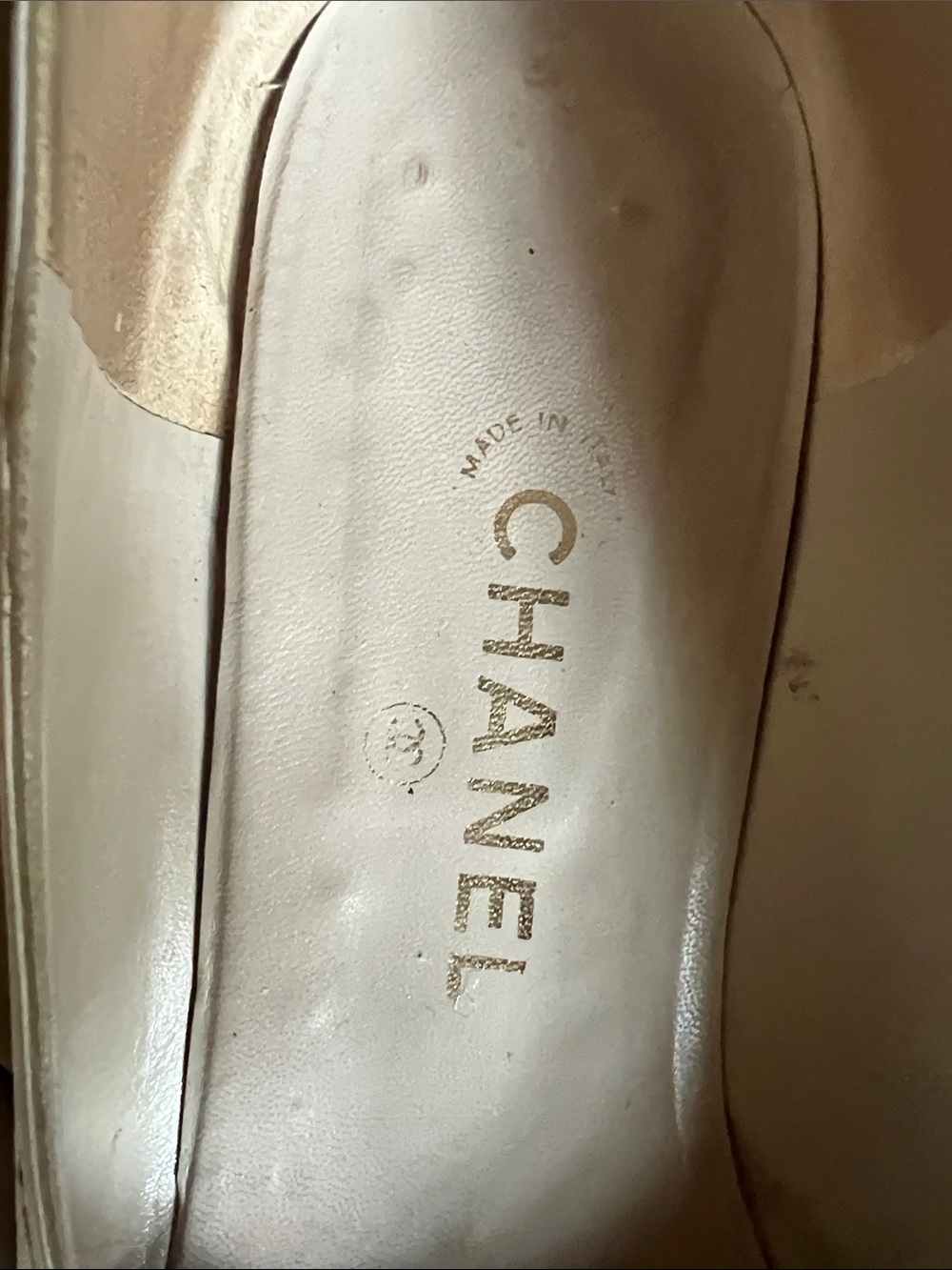 CHANEL Two-Tone Leather Cap-Toe Flats in White and Beige - Picture 4 of 8